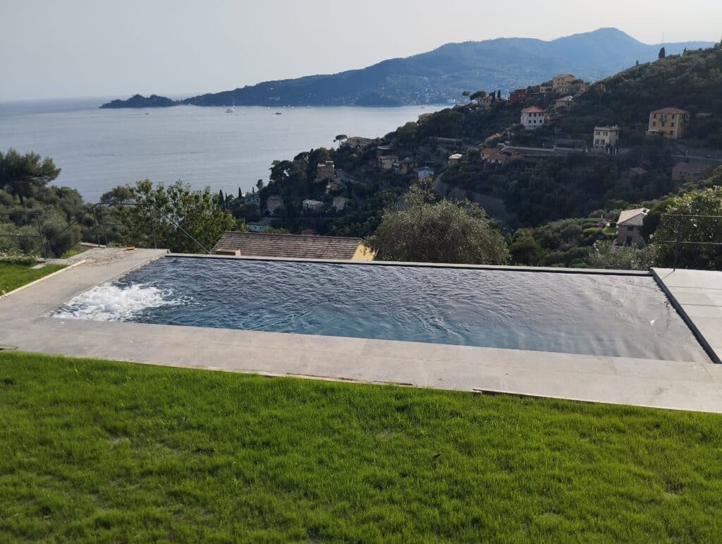 Piscina su misura in Liguria