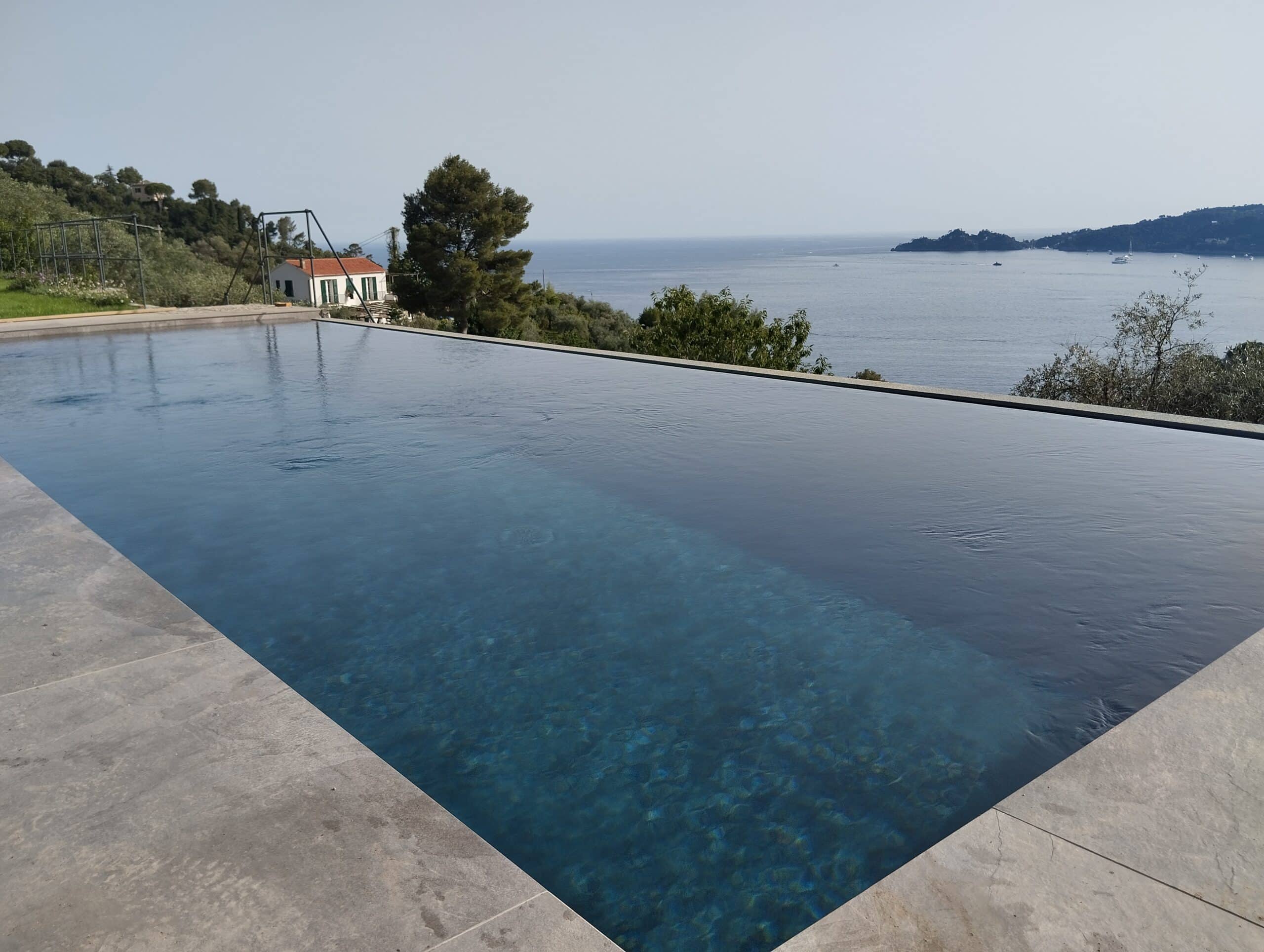 Piscina fuori terra integrata nel giardino